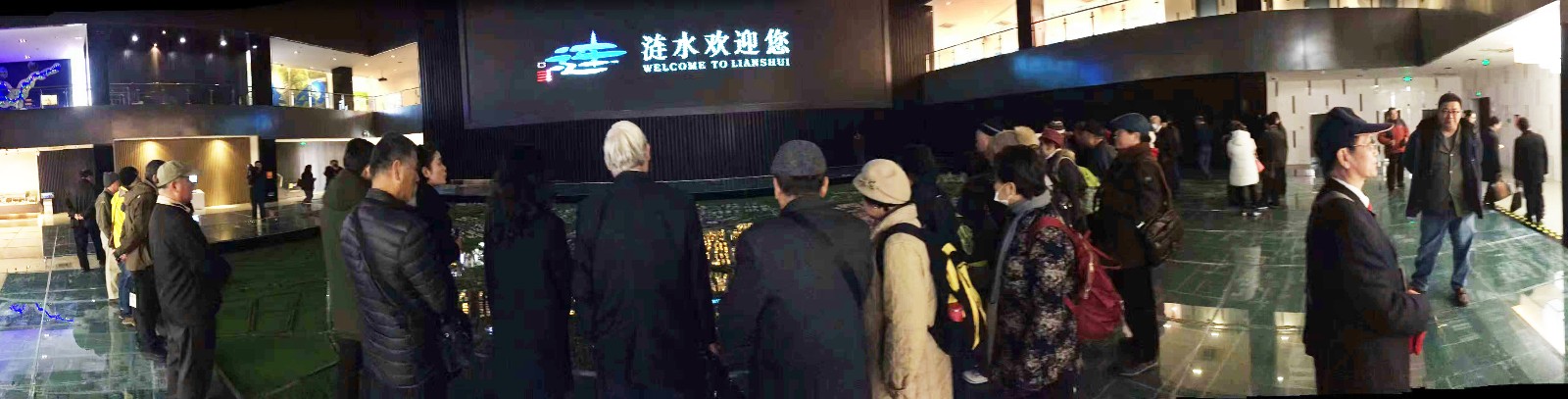 8 漣水規(guī)劃館人頭涌動，外來客商來館參觀考察.jpg